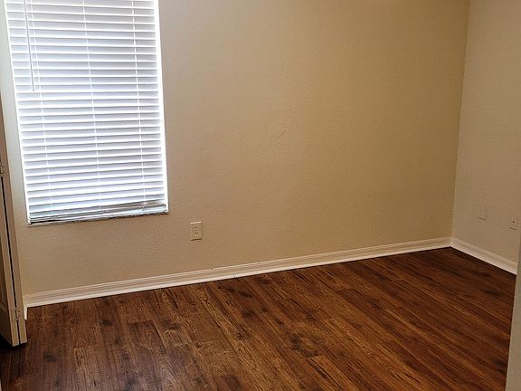 3rd image of 1482 Surrey Park Dr