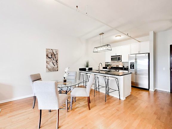 3rd image of 437 W Division St #303