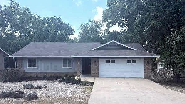 2 car gagare with plenty of driveway parking