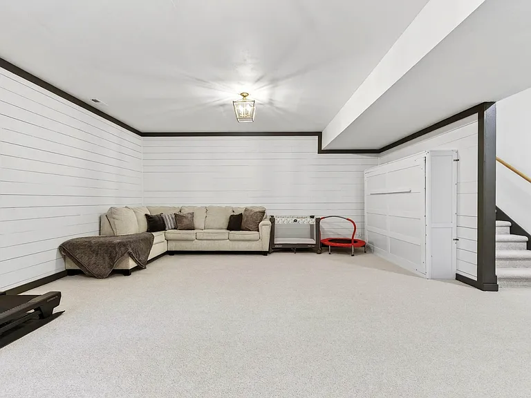 9438 Reynolds St — Photo 18