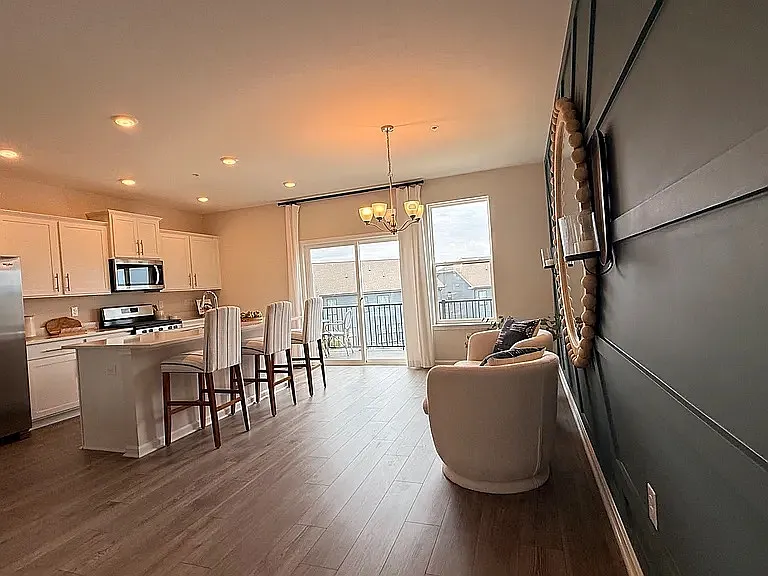 4 bed, 3.5 bath, 1962 sqft, $2,950 — Photo 2