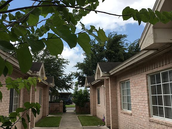 3rd image of 1705 Lexington Cir