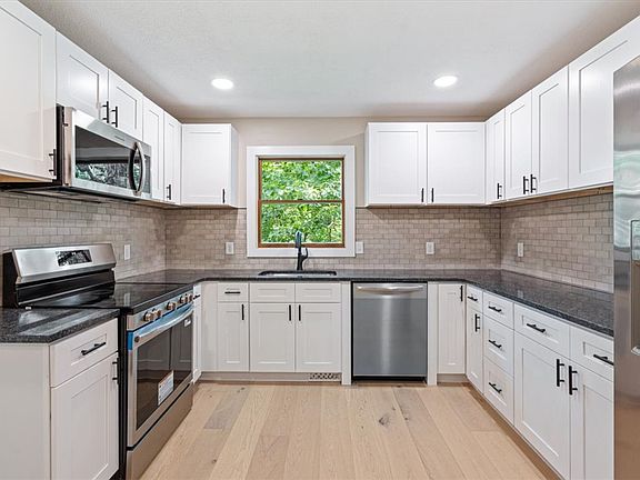 4th image of 30 Burnham Dr