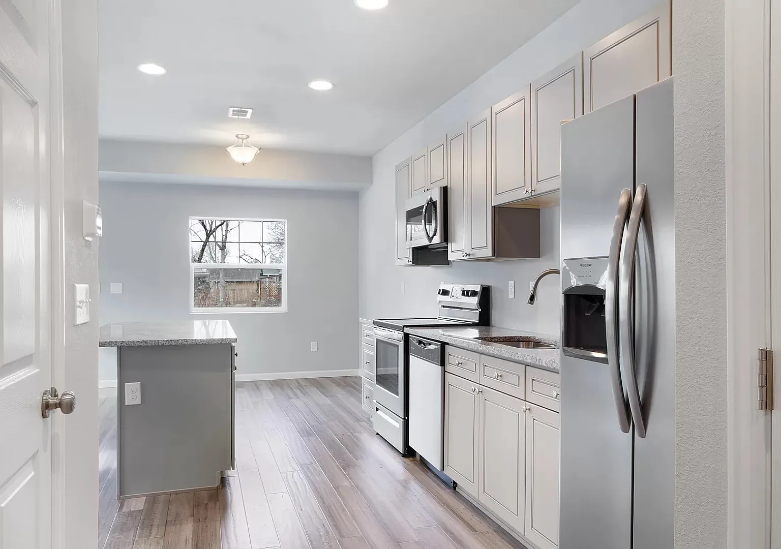 Beautiful Townhome Available 12/10/2026!! — Photo 3