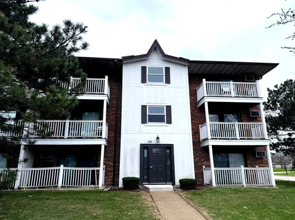 101 Gregory St Unit 8, Aurora, IL 60504