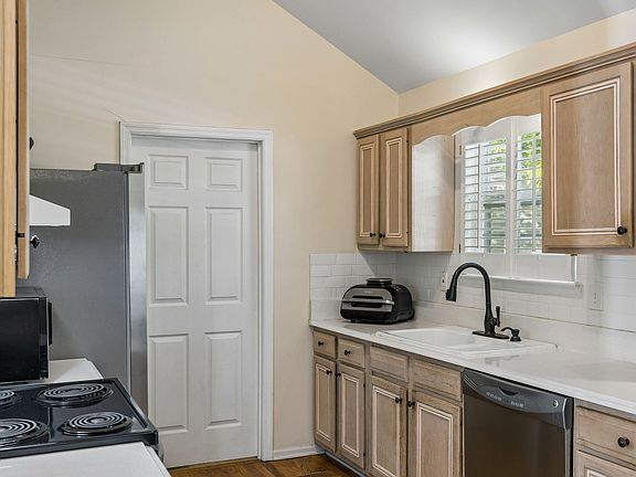 3rd image of 7128 Catherine Dr