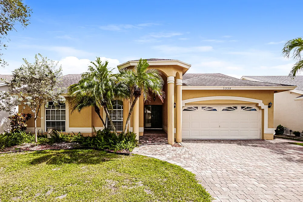 4 bed, 2.0 bath, 2516 sqft, $4,255 — Photo 1