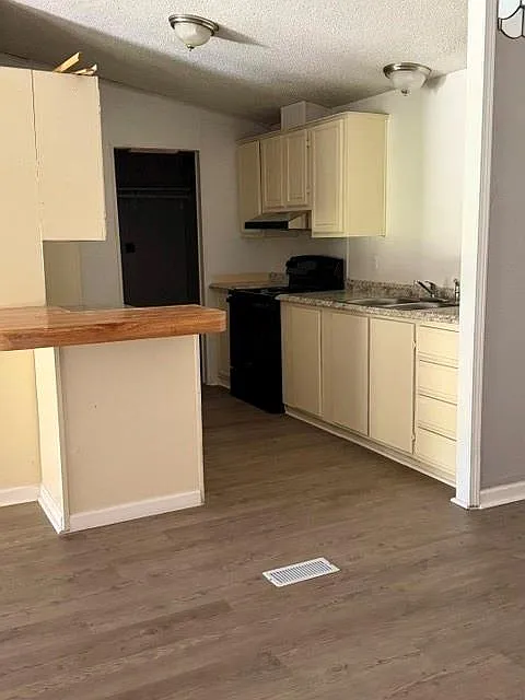 3 bed, 2.0 bath, 1456 sqft, $1,400 — Photo 3