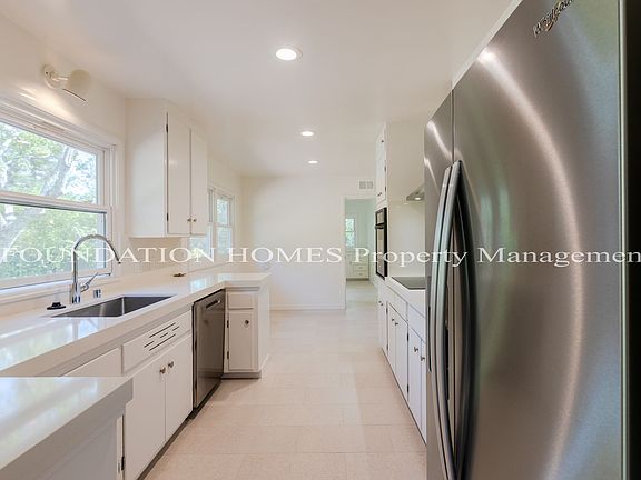 3rd image of 7 Tappan Ct