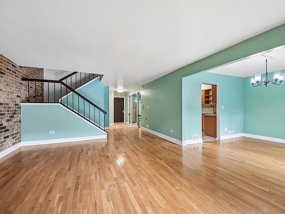 3rd image of 105 W Dover Dr