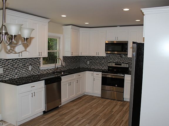 3rd image of 118 Lakeside Blvd