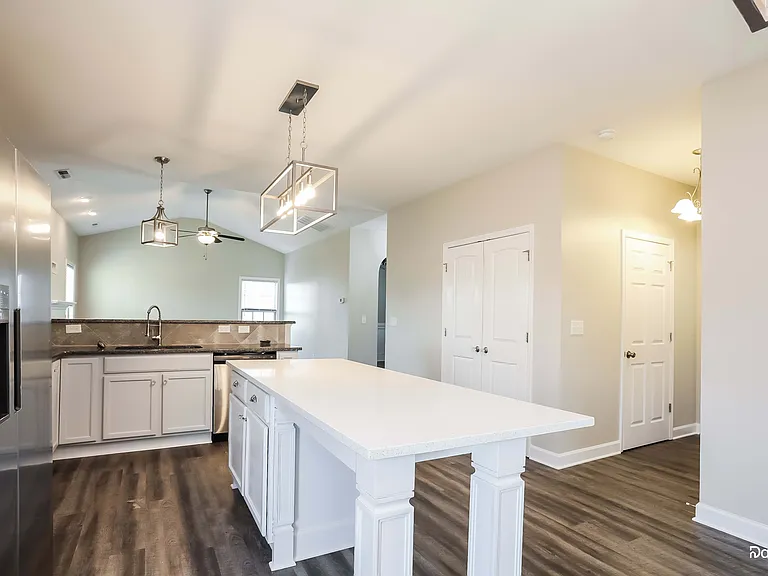 412 McCarthy Dr — Photo 5