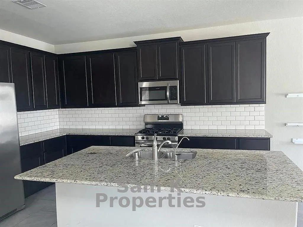 3 bed, 2.5 bath, 1973 sqft, $2,145 — Photo 3