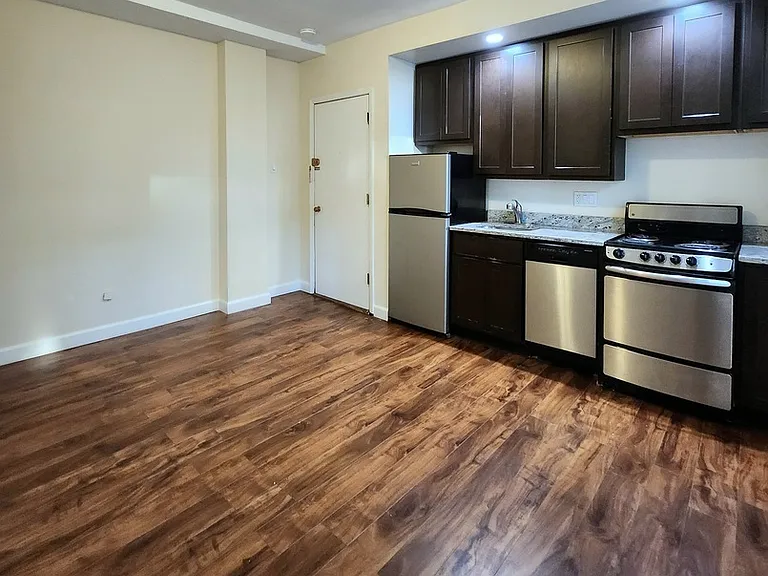 1430 N Dearborn Pkwy — Photo 91
