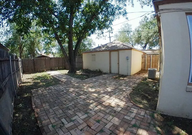 2433 23rd St — Photo 2