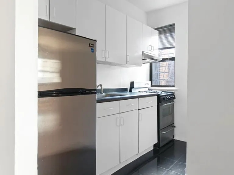 315 E 56th St #6C — Photo 2