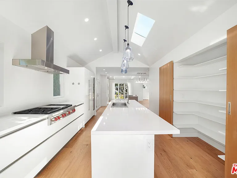 564 N Arden Blvd — Photo 13