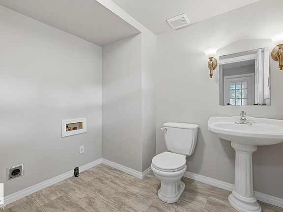 4th image of 10621 Beaumaris Rd NW