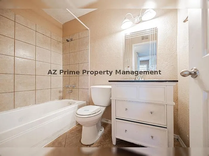 2130 W Cortez St — Photo 19