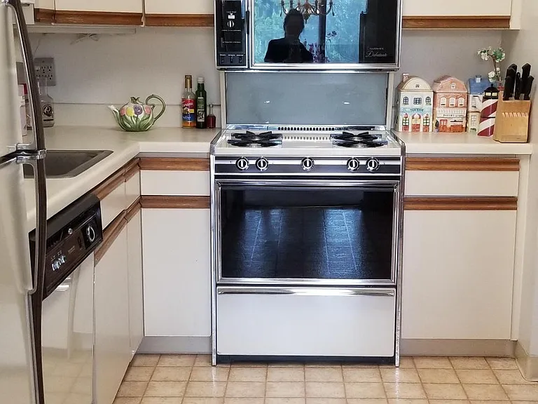 Lovely fresh, bright kitchen! :-)
