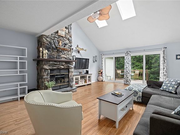4th image of 875 Hampton Cir #3