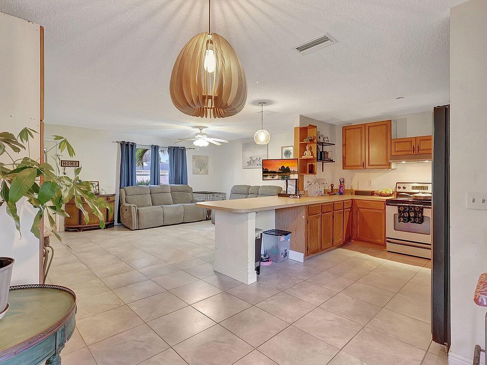 1st image of 1285 SW Avens Street