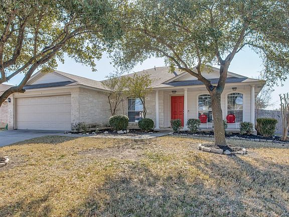 White Stone fenced Beautiful home on large Corner lot~ 2 min walk to Pool~