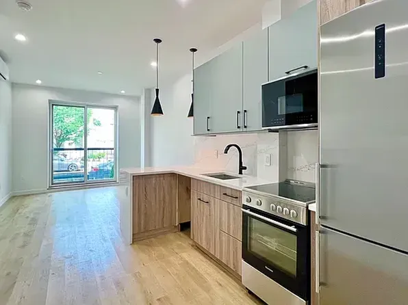 27-10 Crescent Street image 1 of 11