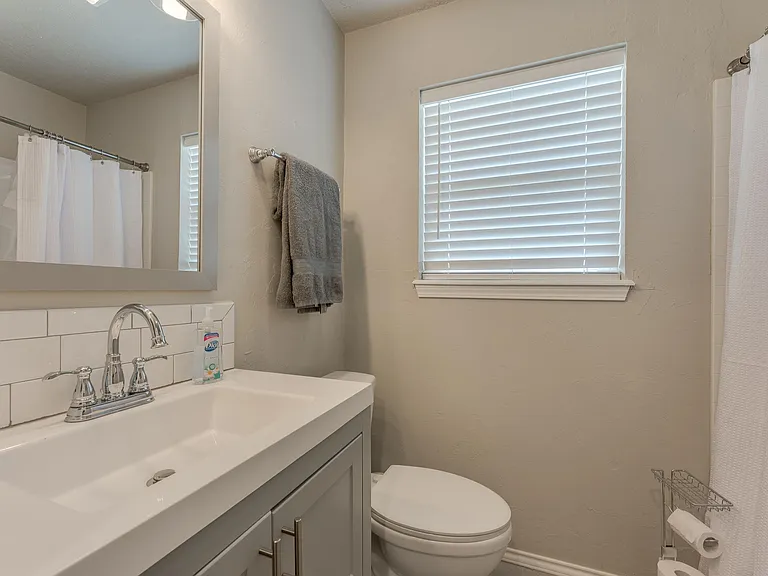 1009 E Main St — Photo 12
