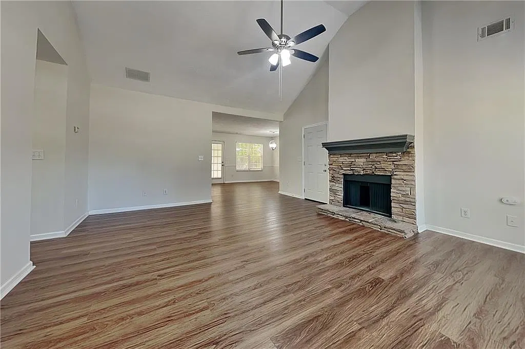 3 bed, 2.0 bath, 1437 sqft, $1,850 — Photo 3