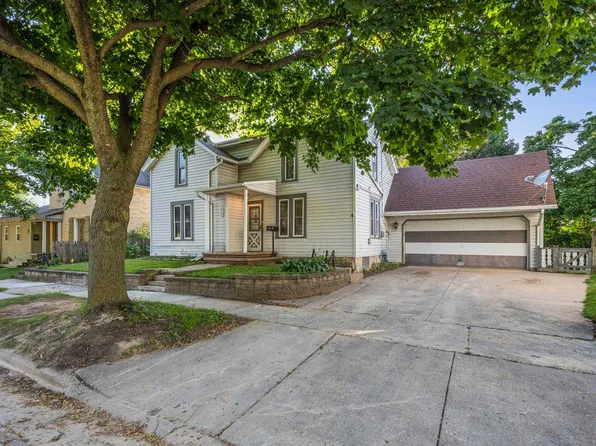 817 Desnoyer St, Kaukauna, WI 54130