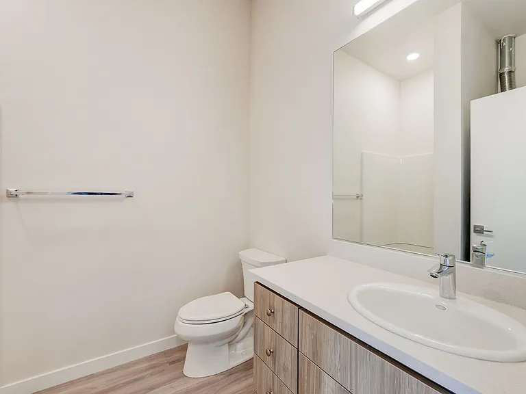 Vibrant Studio Apartment - Belmont St — Photo 24