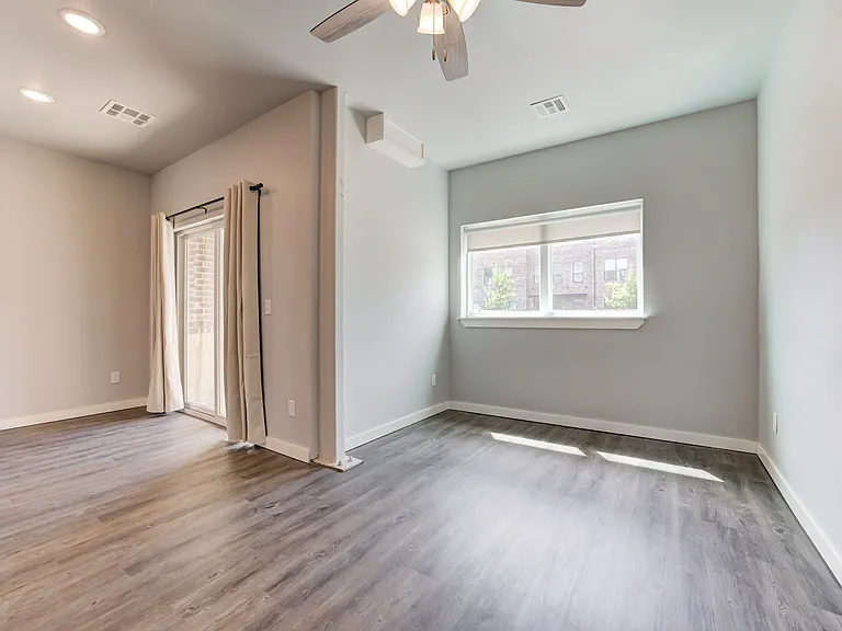 207 W Apache St — Photo 2