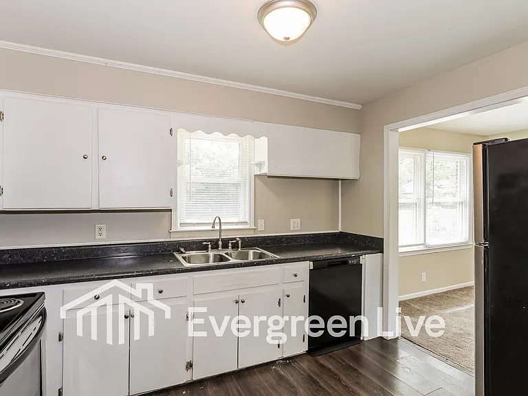 2140 Balfour St — Photo 3