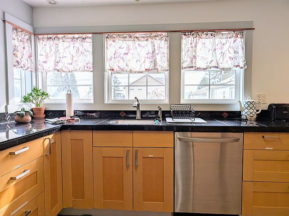 3rd image of 1094 Cascade Dr NW