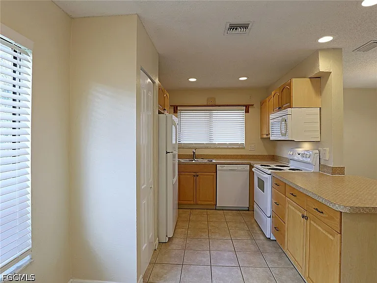 1420 Park Shore Cir #3 — Photo 3