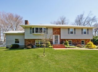 5 Leaf Ct, Mahopac, NY 10541