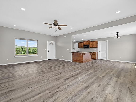 4th image of 420 Beavertail Road