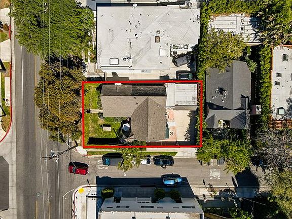 2nd image of 804 N Doheny Dr