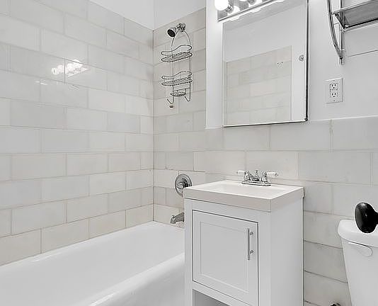 5th image of 24 5th Ave APT 1110