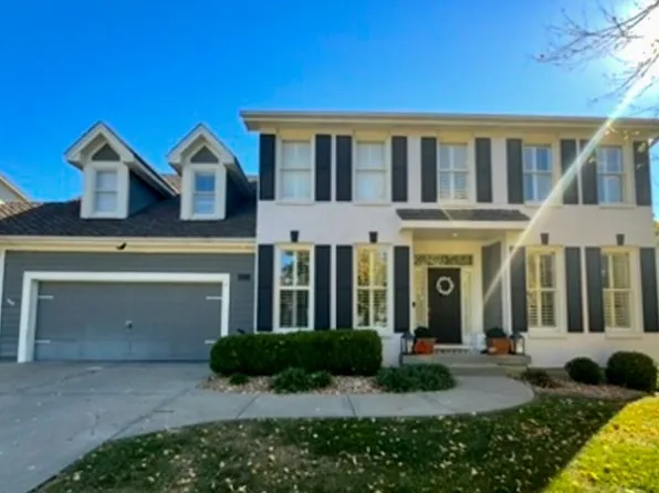 5827 Manor Ln, Parkville, MO 64152