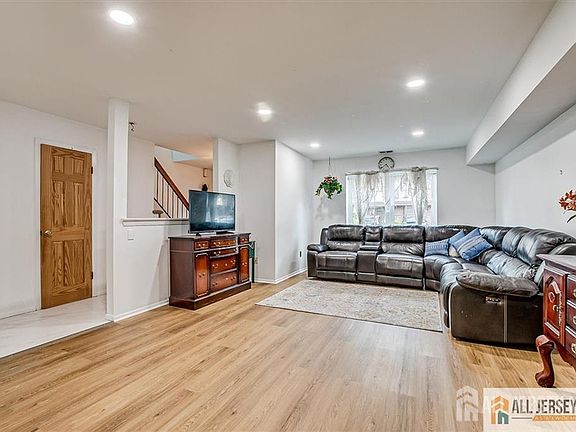 3rd image of 7402 Hana Rd