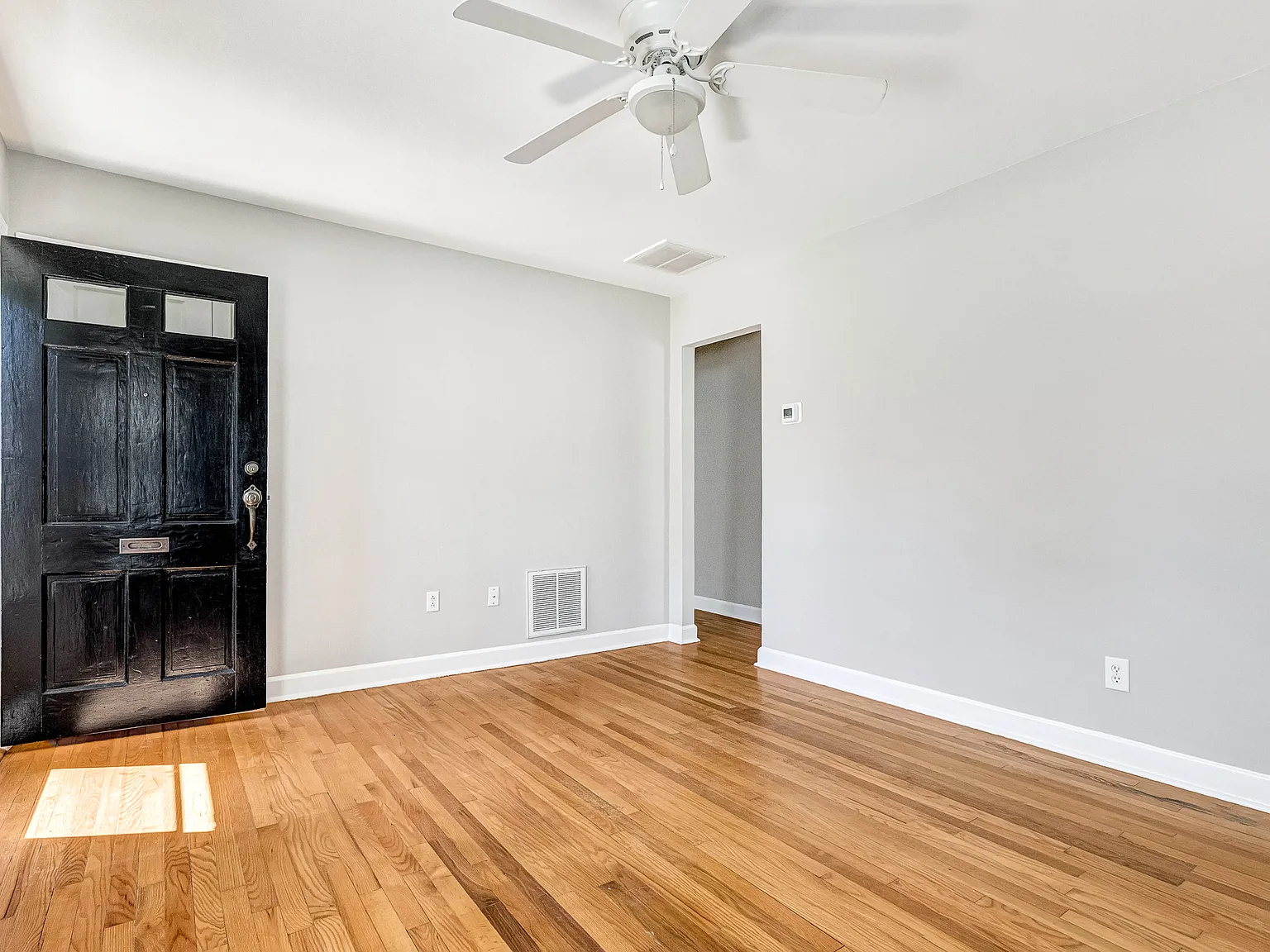 2 bed, 911 sqft, $2,100 — Photo 3