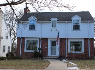 8631 W Hawthorne Ave, Wauwatosa, WI 53226