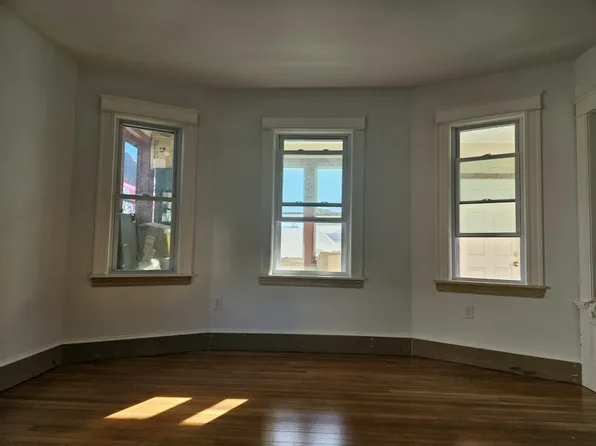 9 Victoria St #1, Lowell, MA 01851