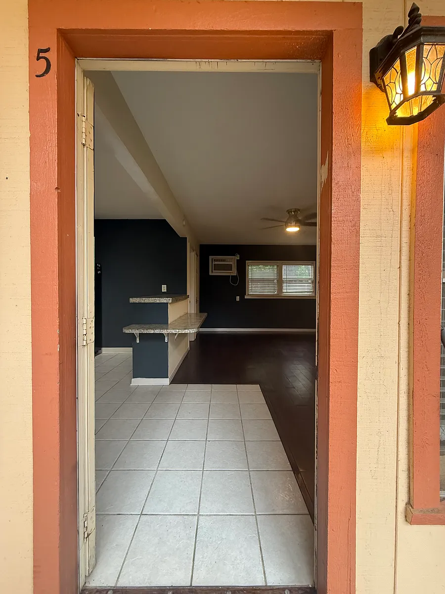 Building Photo - 709 W 26th St #5