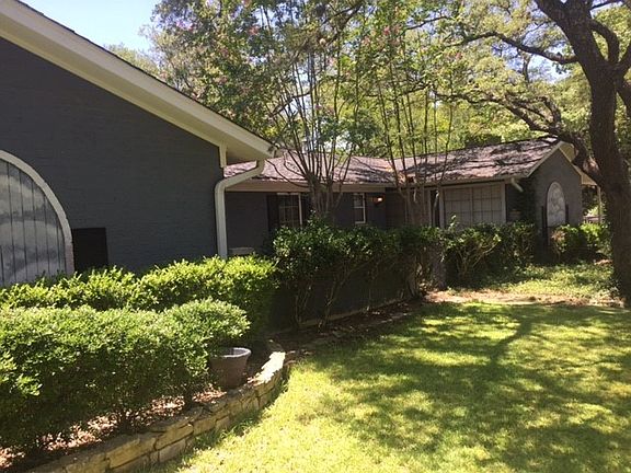 courtyard between units.