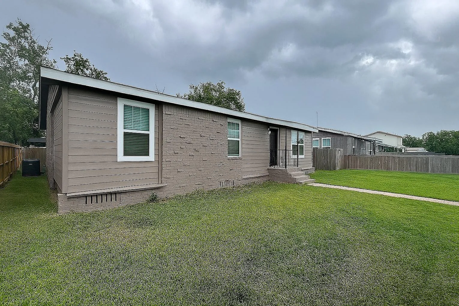 3 bed, 2.0 bath, 1344 sqft, $1,750 — Photo 1