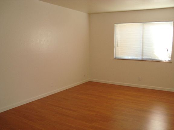 5th image of 605 Bryan Ave APT 2