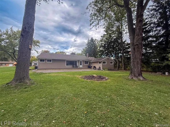 21600 Holly St, Clinton Township, MI 48035